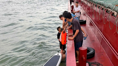 Hai cha con được cứu sống sau một đêm lênh đênh trên biển