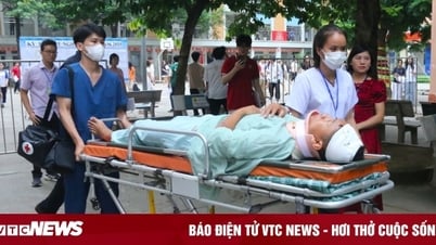 Nam sinh nằm cáng đến điểm thi đã đỗ tốt nghiệp THPT năm 2025