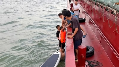 Hai bố con chèo thuyền kayak bị sóng đánh trôi trên biển 13 tiếng
