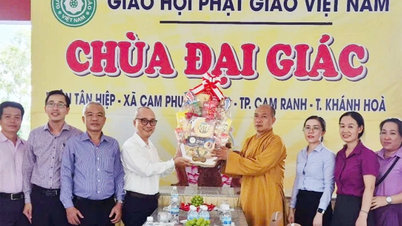 Phường Ba Ngòi: Thăm, tặng quà 13 cơ sở tôn giáo