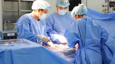 فتاة تبلغ من العمر 15 عامًا تعاني من ورم في المبيض بحجم جنين عمره 7 أشهر