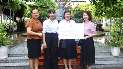 นายกสมาคมแพทย์แผนโบราณและฟื้นฟูสุขภาพจังหวัดคานห์ฮัวมอบของขวัญให้แก่ผู้ป่วยที่โรงพยาบาลเวชศาสตร์และฟื้นฟูจังหวัดคานห์ฮัว