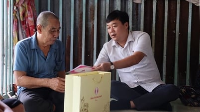 Visiting and giving gifts to war invalids' families in Thap Muoi commune