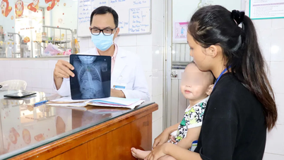 Gắp thành công kim băng ghim vào thực quản của trẻ một tuổi