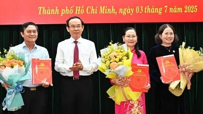 Bí thư Thành ủy TP HCM Nguyễn Văn Nên trao quyết định nghỉ hưu trước tuổi cho các lãnh đạo
