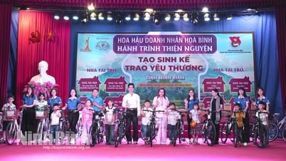 Hoa hậu Doanh nhân Hòa bình 2025 trao tặng 40 xe đạp cho học sinh khó khăn