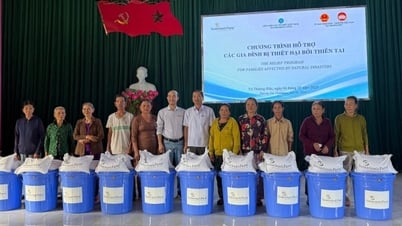 ดานัง: ครัวเรือนที่ได้รับผลกระทบจากน้ำท่วม 300 หลังคาเรือนได้รับของขวัญบรรเทาทุกข์จาก Samaritan's Purse (สหรัฐอเมริกา)