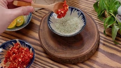 How to make fragrant Vietnamese coriander salt that is delicious with any dipping sauce