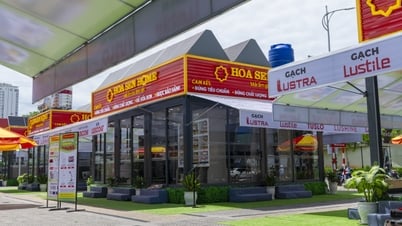 قامت شركة Hoa Sen Home بإعادة إنشاء صالة عرض فريدة من نوعها في حديقة الضفة الشرقية لجسر التنين في دا نانغ