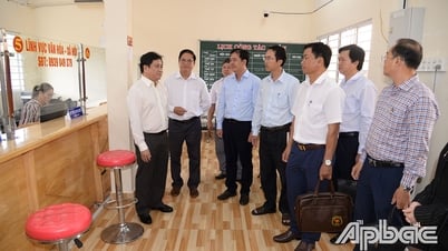Đồng chí Trần Văn Dũng kiểm tra tình hình vận hành của xã Mỹ Lợi và xã Hậu Mỹ