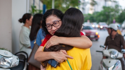 Phụ huynh Hà Nội 'lòng như lửa đốt' chờ điểm thi lớp 10 của con