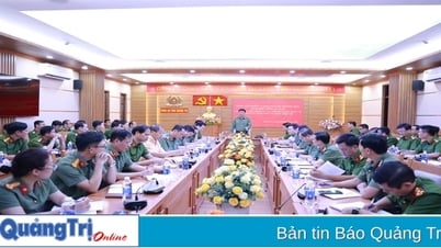 Provincial Police Director Nguyen Thanh Liem works with commune police