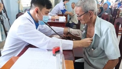 호 삼촌의 가르침을 따라 젊은 의사의 날에 사랑을 전파합니다.