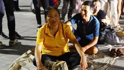La gente extendió esteras y alineó ladrillos, esperando comprar entradas para la final de la Copa VTV.