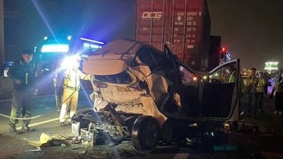ホーチミン市とチュンルオン高速道路で複数の衝突事故が発生し、7人乗りの車が変形