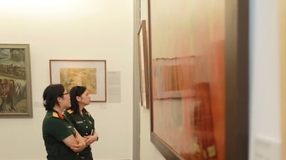 Awarding prizes to authors at the 2025 Young Photography Festival