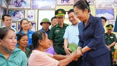 응에안성 당위원회 부비서, 푸맛 국립공원 핵심지역 거주 단라이족에게 토지이용권 증서 수여