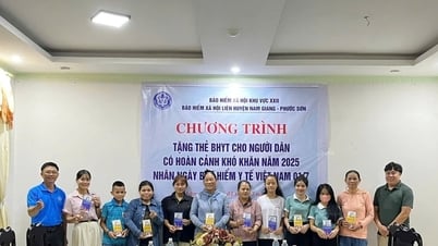 ប្រគល់ប័ណ្ណធានារ៉ាប់រងសុខភាពជូនប្រជាពលរដ្ឋឃុំខាំឌឹក