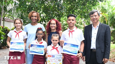 Ceremonia de premiación del concurso de escritura y dibujo de estudiantes cubanos sobre las relaciones con Vietnam