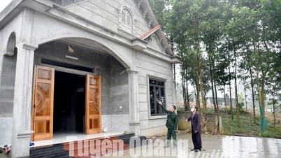 Apoyar a las personas con contribuciones revolucionarias y a los familiares de los mártires que han construido casas nuevas o reparadas pero que aún no han recibido apoyo en la provincia de Tuyen Quang.