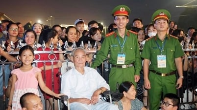 La policía de Bac Ninh ayudó rápidamente a 20 niños perdidos durante el espectáculo de fuegos artificiales.