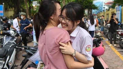 The benchmark score of grade 10 of Doan Ket school increased sharply by 6.5 points after a year of "rock bottom"