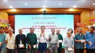 Trưởng ban Tuyên giáo và Dân vận Trung ương Nguyễn Trọng Nghĩa tặng quà gia đình chính sách tại tỉnh Tây Ninh