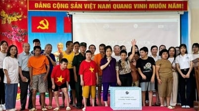 Giving gifts to victims of Agent Orange9