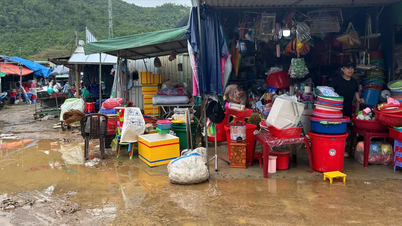 Da Nang residents busy cleaning up mud after mid-summer floods