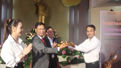 Lam Dong reçoit un violon en porcelaine unique de l'artiste Nguyen Xuan Huy
