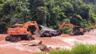 Nghe An: Starker Regen viele Straßen blockiert in der Berggemeinde Na Loi, Lastwagen kippen um, einige Haushalte müssen dringend evakuiert werden