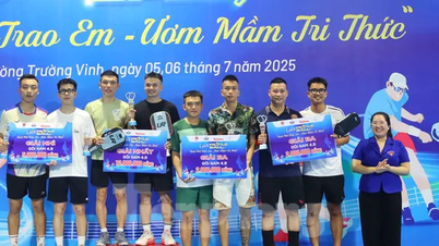 16 cặp vận động viên xuất sắc được nhận cup tại Giải Pickleball ‘Quạt mát trao em - Ươm mầm tri thức’