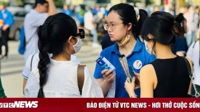10th grade admissions in Hanoi: Top schools surpass the peak, suburban schools hit rock bottom
