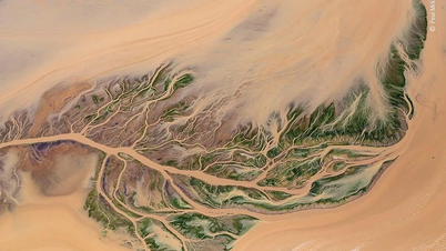 Overwhelmed by the beautiful natural scenery of the world seen from above