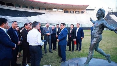 Le Premier ministre Pham Minh Chinh visite le meilleur club de football du Brésil et présente le maillot du club CAHN