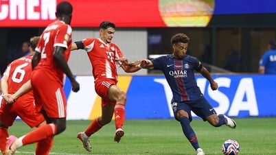 Online PSG - Bayern Munich (end of first half) 1-0: PSG scored then lost a man early