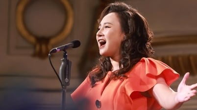 ลอ ศิ ร้องเพลงฮิตแห่งฤดูร้อนในฮาร์ดร็อคโฟนิก...