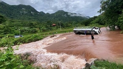 Cầu bị cuốn, ô tô lật do mưa lớn ở Nghệ An