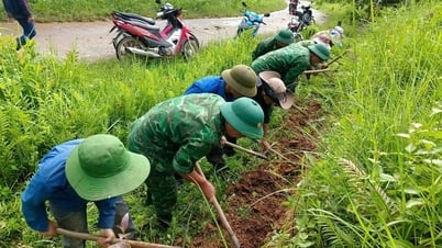 ゲアン国境警備隊は、ナ・ンゴイ村で1,500メートルの浄水プロジェクトを建設する人々を支援している。