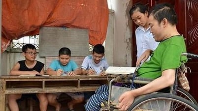 Người thầy trên chiếc xe lăn