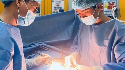 Đau âm ỉ vùng bụng, đi khám phát hiện khối u trong dạ dày
