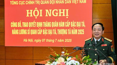 Oberleutnant General Trinh Van Quyet leitete die Konferenz, um Entscheidungen zur Beförderung des Oberstrangs und zur Gehaltserhöhung von Offizieren im Rang eines Obersts und Oberstleutnants im Jahr 2025 bekannt zu geben und zu beschließen.