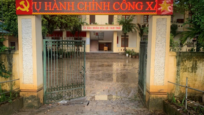 Heavy rain all night, rising water, border commune officials in Nghe An stay up all night to guard flood-proofing machines at public administrative service center