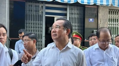 Ho Chi Minh City People's Committee leaders direct the handling of the fire at Doc Lap residential area