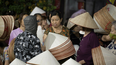 Rich in traditional Vietnamese market culture at Chuong village conical hat market