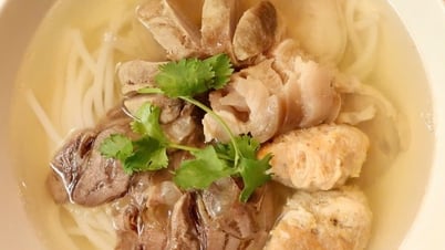 Bún bò Huế O Kay nước trong, chả cua vừa béo vừa bùi, bắp bò hoa xắt lát