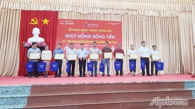 M. Le Minh Hoang avec 30 dons de sang volontaires