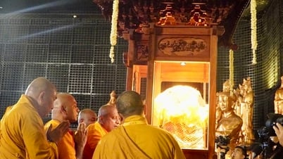 Hình ảnh hàng ngàn người cung rước xá lợi Đức Phật trên đỉnh núi Bà Đen