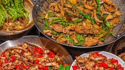Controversy over stir-fried meat restaurant hiring waiters requiring college degrees and salary of 20 million VND