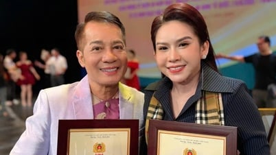 La felicidad sonríe a los artistas meritorios Minh Nhi y Binh Tinh en una actuación especial